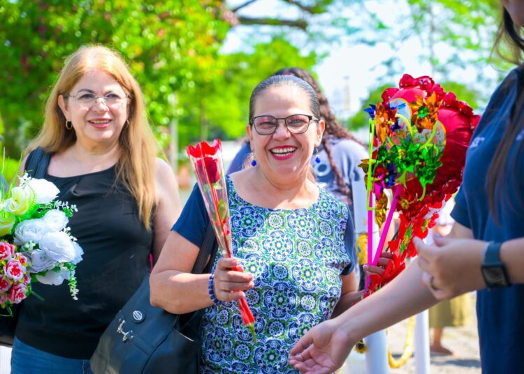 Rinden homenaje a madres del Cementerio La Bermeja
