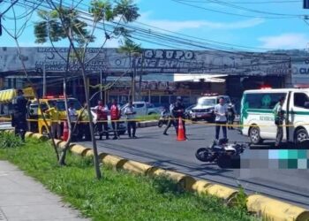 Mujer motociclista pierde la vida tras ser atropellada en redondel El Platillo