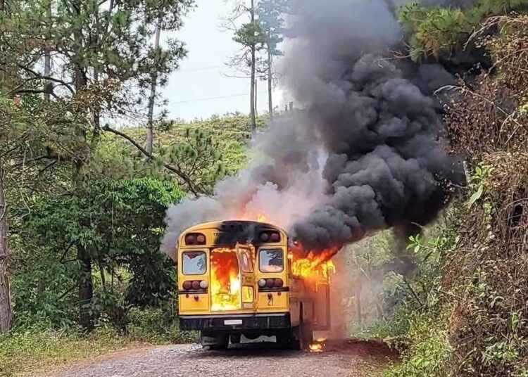 Autobús que se dirigía a celebración se prende en llamas, en Honduras