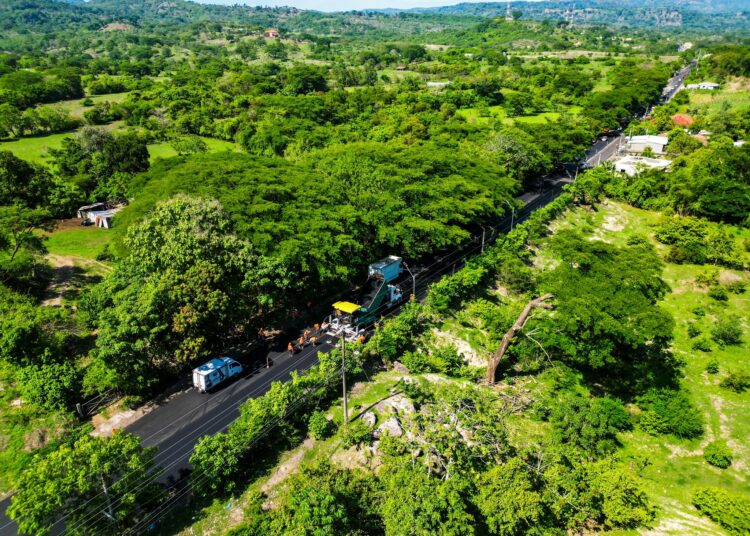 Continúa revitalización total de la carretera a Ilobasco