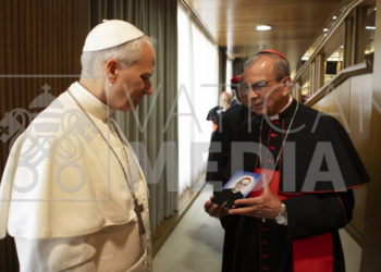 Papa Leon XIV recibe postal de San Óscar Arnulfo Romero en El Vaticano