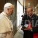 Papa Leon XIV recibe postal de San Óscar Arnulfo Romero en El Vaticano