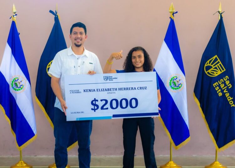 Alcaldía de San Salvador Este entrega fondos a joven promesa deportiva
