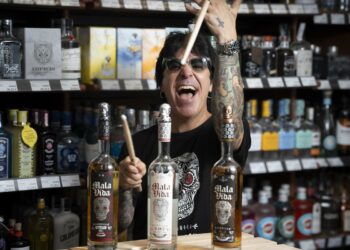 Tequila “Malavida” del integrante de Maná, Alex González, llega a El Salvador