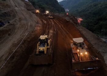 Avanzan trabajos de perfilado de taludes en carretera a Los Chorros