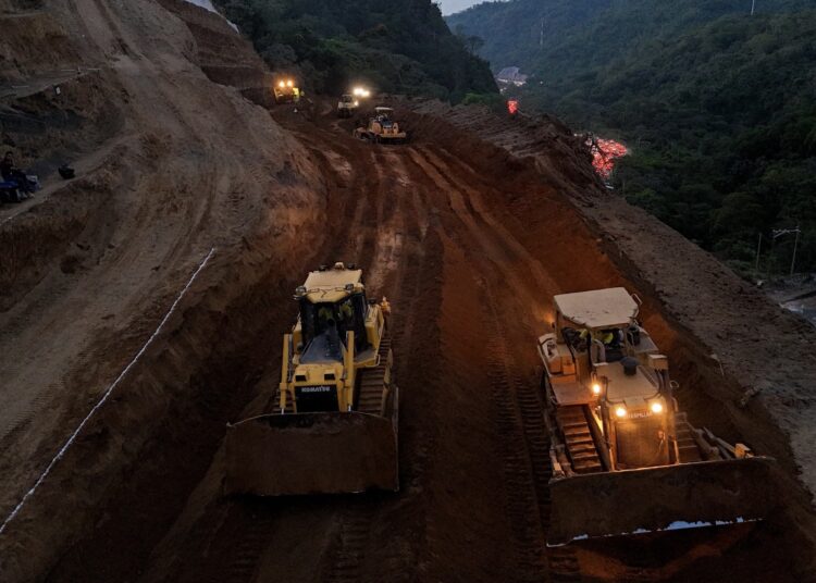 Avanzan trabajos de perfilado de taludes en carretera a Los Chorros