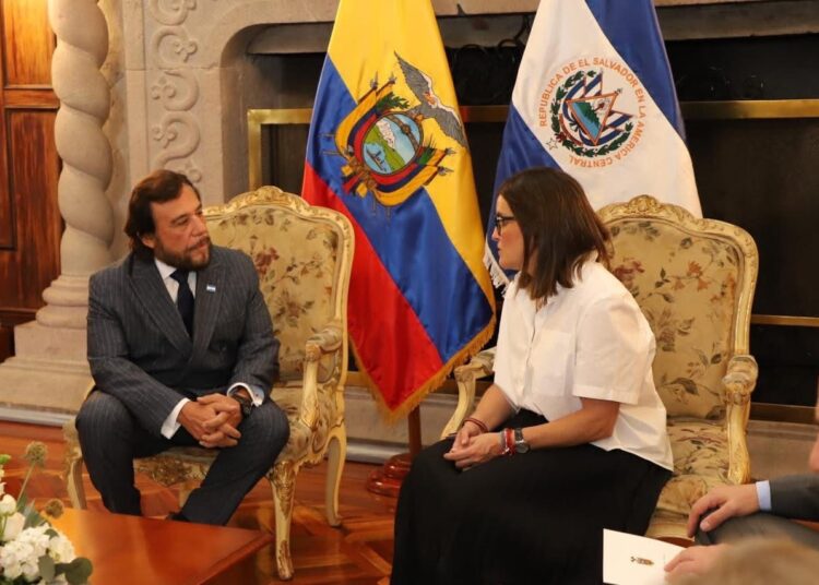 Vicepresidente Ulloa comparte logros en seguridad en reunión con homóloga ecuatoriana