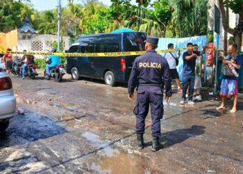 Trasladan a un hospital a cerca de 50 personas lesionadas por fuerte oleaje en Playa El Majahual