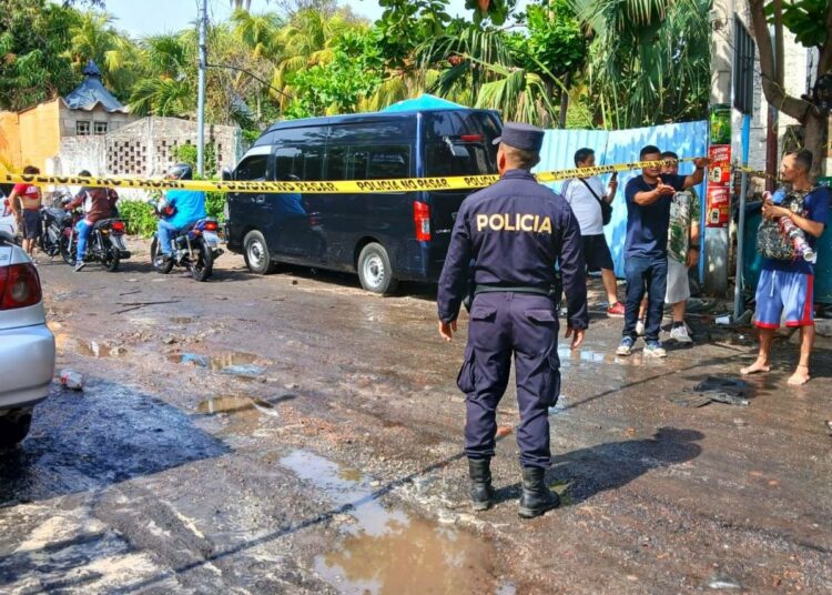Trasladan a un hospital a cerca de 50 personas lesionadas por fuerte oleaje en Playa El Majahual