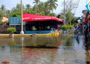 Playa El Tunco afectada por marea alta en costa de La Libertad
