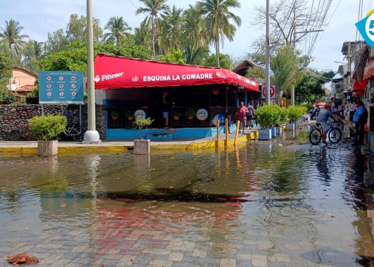 Playa El Tunco afectada por marea alta en costa de La Libertad