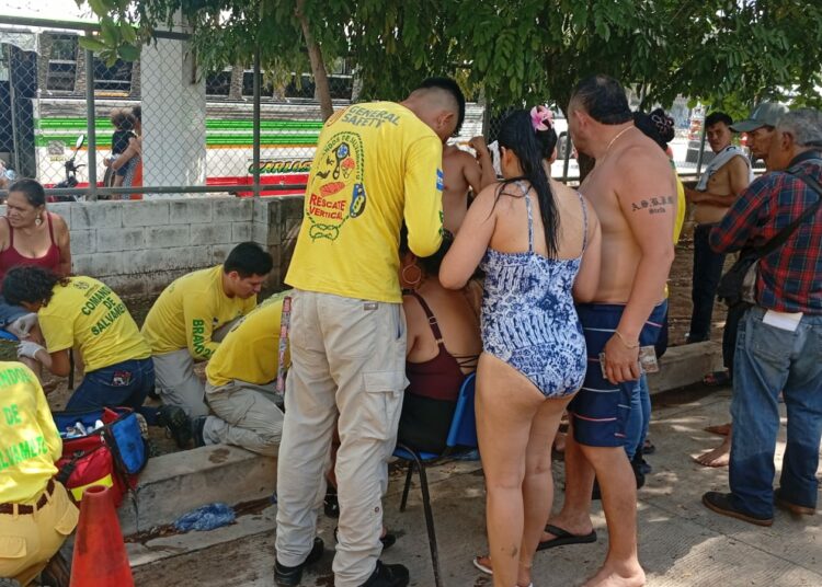 Cientos de veraneantes fueron sorprendidos por mareas vivas en Playa El Majahual