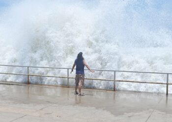 Mareas vivas siguen afectando costas salvadoreñas