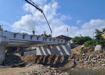 Continúan trabajos en el nuevo puente que conectará playa El Obispo y El Zonte