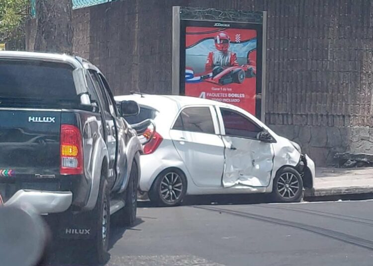Fuerte accidente en colonia Escalón deja dos lesionados