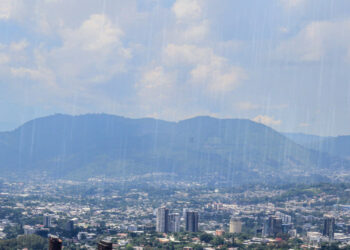 Ambiente nublado y lluvias puntuales continúan este viernes en varias zonas del país