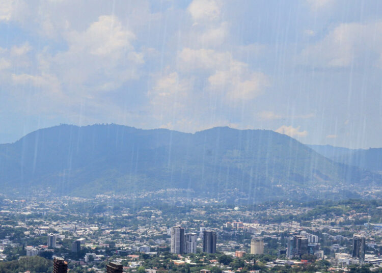 Ambiente nublado y lluvias puntuales continúan este viernes en varias zonas del país
