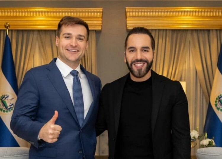 Asesor de Trump elogia encuentro con Presidente Bukele durante visita a Casa Presidencial