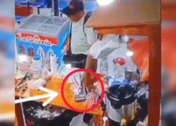 Vendedor ambulante habría usado bolsas plásticas para ocultar el teléfono sustraído