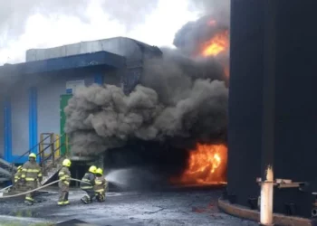 Declaran en emergencia a la mayor refinería de Ecuador tras incendio en sus instalaciones