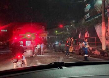 Acompañante de motociclista pierde la vida al chocar contra camión, en Mejicanos