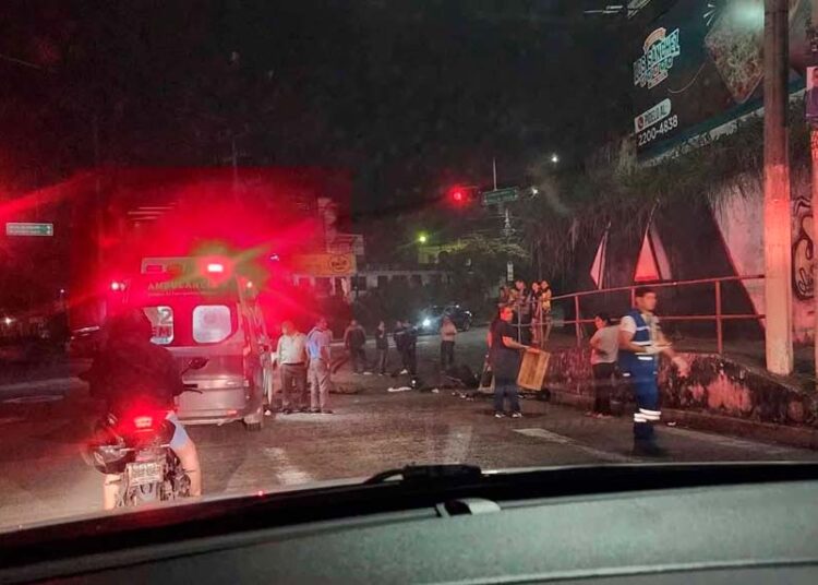 Acompañante de motociclista pierde la vida al chocar contra camión, en Mejicanos