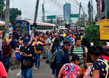 Paradas de buses abarrotadas tras boicot al gobierno denunciado por el Presidente Bukele