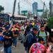 Paradas de buses abarrotadas tras boicot al gobierno denunciado por el Presidente Bukele