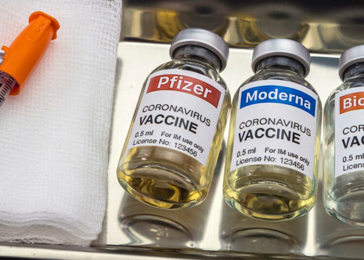 Pfizer y Moderna deberán agregar más alertas sobre efectos secundarios en sus vacunas contra COVID-19
