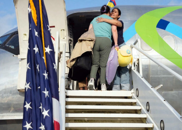 Migrantes de Honduras y Colombia regresaron a sus países en primer vuelo de autodeportados de EEUU