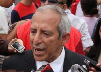 Sigfrido Reyes se declara perseguido político