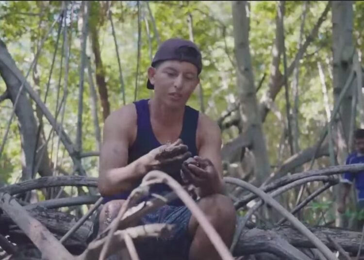 Habitante de la Barra de Santiago comparte historia de vida como curilero; Gobierno busca ayudar