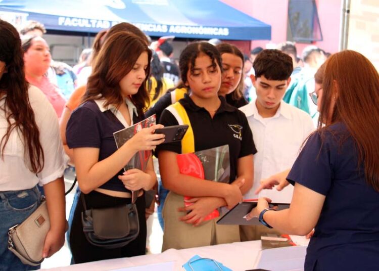 UES presenta su oferta académica a estudiantes de último año de bachillerato