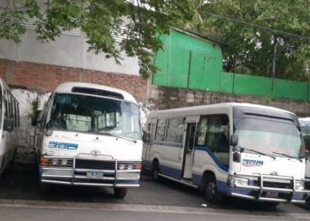 Salvadoreños denuncian que empresarios de buses y microbuses decidieron no sacar sus unidades a trabajar
