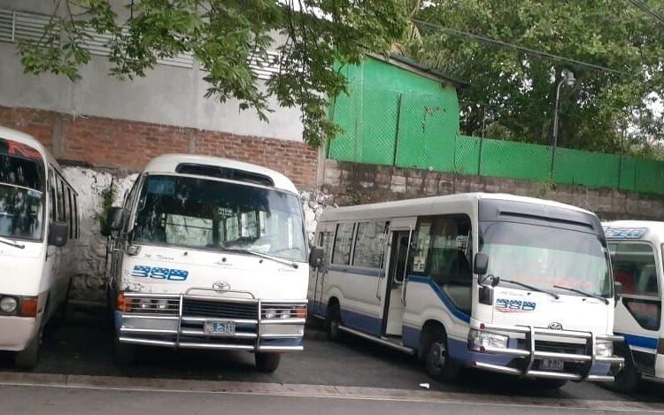 Salvadoreños denuncian que empresarios de buses y microbuses decidieron no sacar sus unidades a trabajar