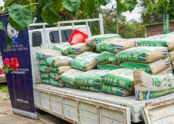 Alcalde Gustavo Acevedo entrega materiales de construcción en Los Olivos, cantón Primavera
