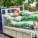 Alcalde Gustavo Acevedo entrega materiales de construcción en Los Olivos, cantón Primavera