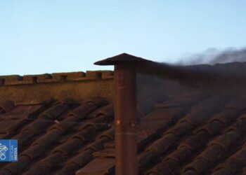 Cardenales continúan el cónclave tras humo negro en elección del nuevo Papa