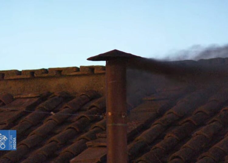 Cardenales continúan el cónclave tras humo negro en elección del nuevo Papa
