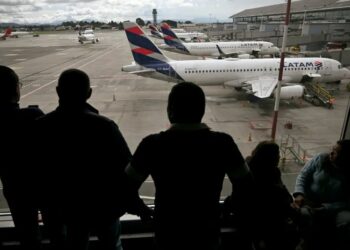 Venezuela suspende vuelos con Colombia tras denunciar llegada de “mercenarios”