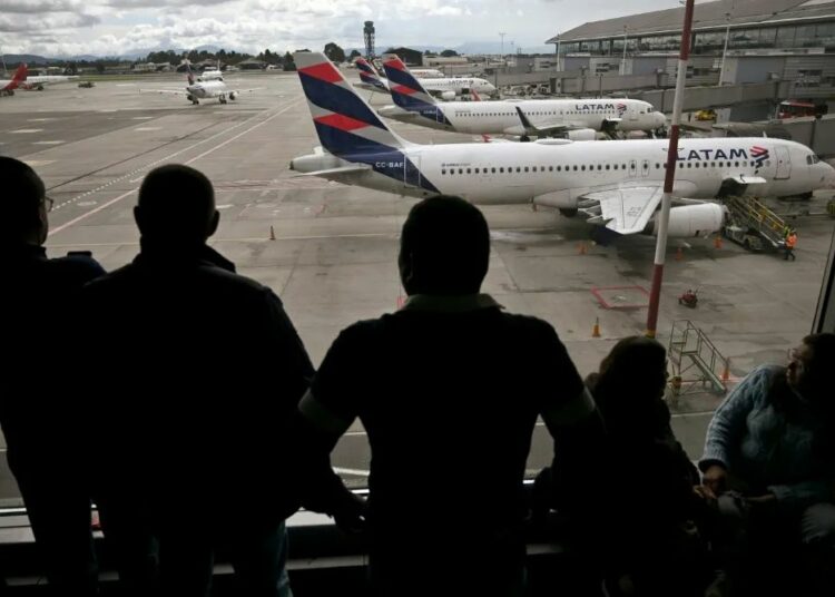 Venezuela suspende vuelos con Colombia tras denunciar llegada de “mercenarios”