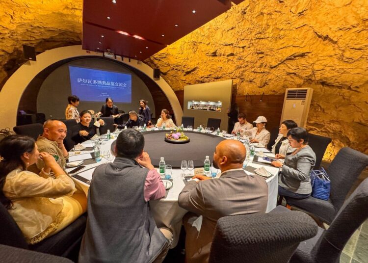 Empresarios chinos degustan bebidas de El Salvador durante evento comercial en Hangzhou
