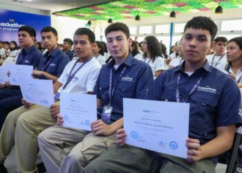 Estudiantes aprenden programación, inteligencia artificial y desarrollo de proyectos tecnológicos