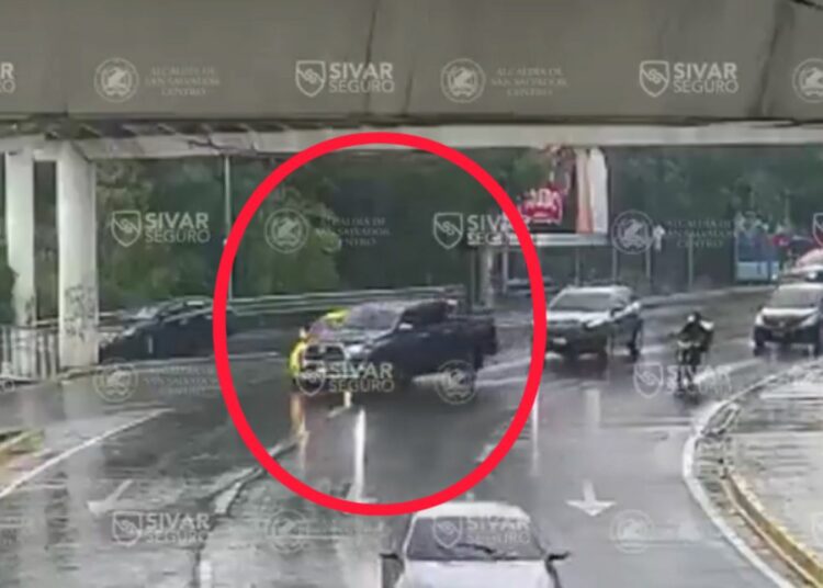 Descuido al volante provoca accidente de tránsito en San Salvador