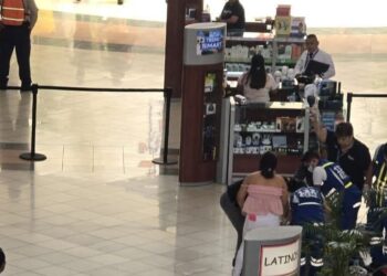 Persona fallece por problemas de salud en centro comercial de Soyapango