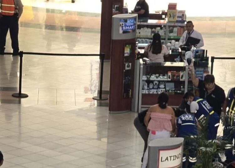 Persona fallece por problemas de salud en centro comercial de Soyapango