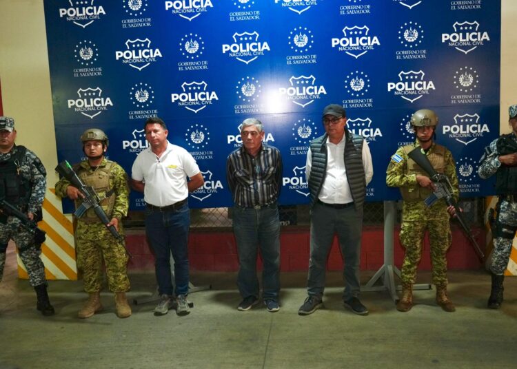 Policía captura a empresarios de transporte por incumplir con servicio gratuito y cobrar pasajes