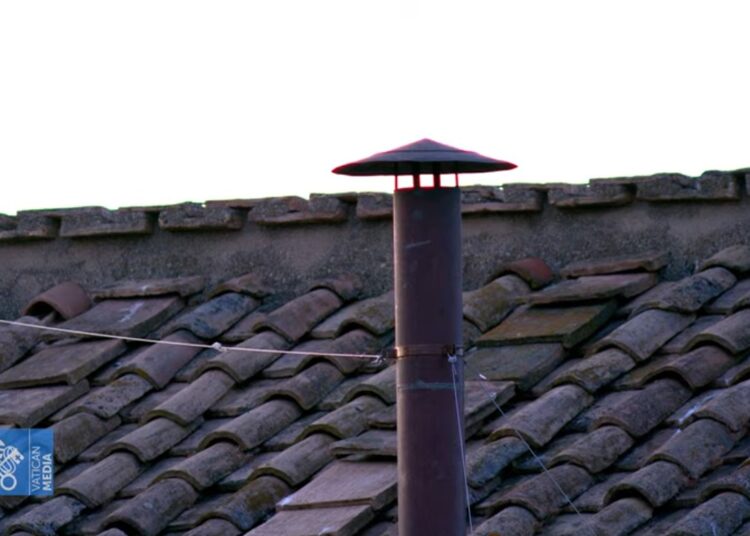 Expectativa mundial por la primera fumata del cónclave en el Vaticano