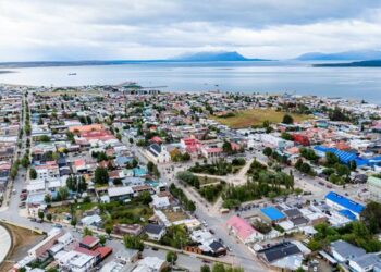 Evacuación preventiva en puerto de Chile por alerta de tsunami tras terremoto de 7.5