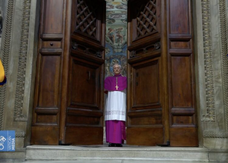 «Extra omnes»: se cierran las puertas y comienza la deliberación para elegir al sucesor de Pedro